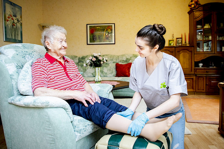 Grundpflege bei einer Patientin im Eigenheim