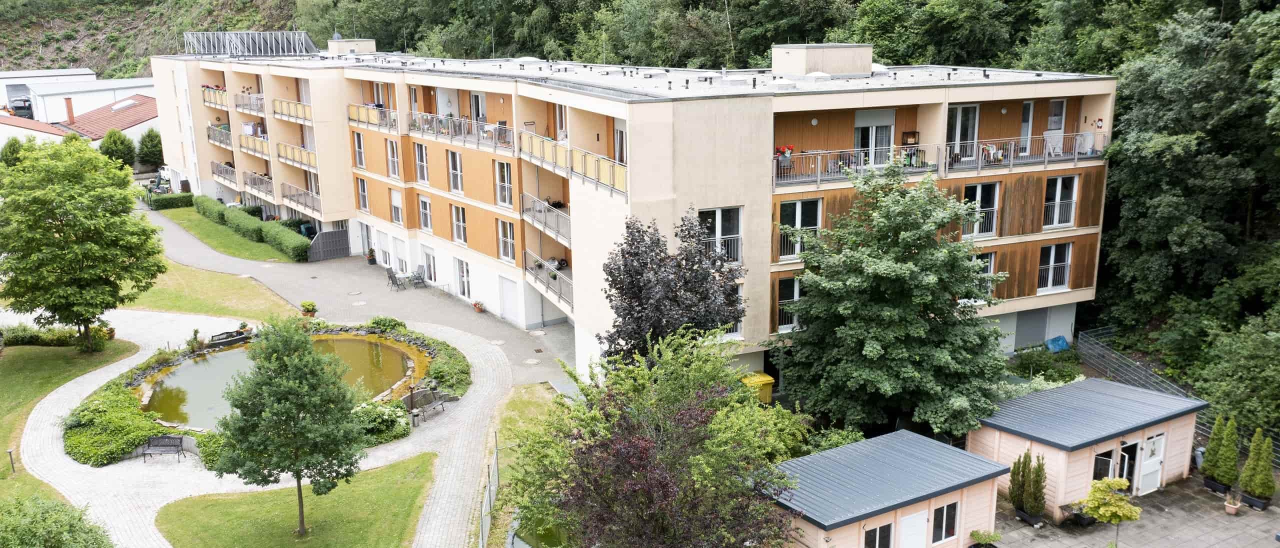 Außenansicht der Einrichtung in Siegen mit Ententeich